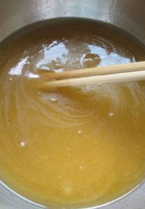 广式紫薯坚果月饼,转化糖浆倒入容器里,加入枧水、花生油拌匀