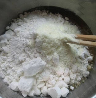 广式紫薯坚果月饼,筛入面粉和奶粉,揉成饼皮面团