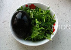 皮蛋豆腐,<a style='color:red;display:inline-block;' href='/shicai/ 14'>皮蛋</a>剥壳，<a style='color:red;display:inline-block;' href='/shicai/ 131'>香菜</a>切碎