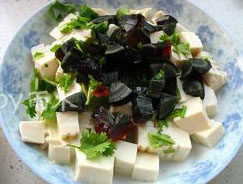 皮蛋豆腐,一层豆腐、一层皮蛋、一层香菜摆好