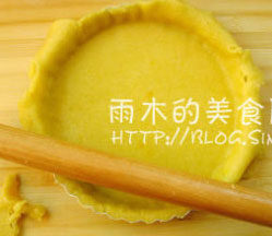 椰香红薯派,将派皮放在派盘,贴按在派盘,多余的边,用擀面杖擀下