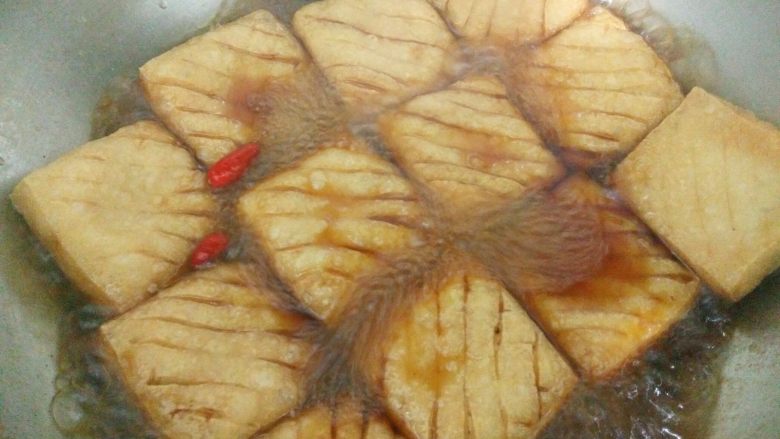 卤豆干,转小火慢炖20分钟以上,焖至豆干软烂,充分吸收汤汁。