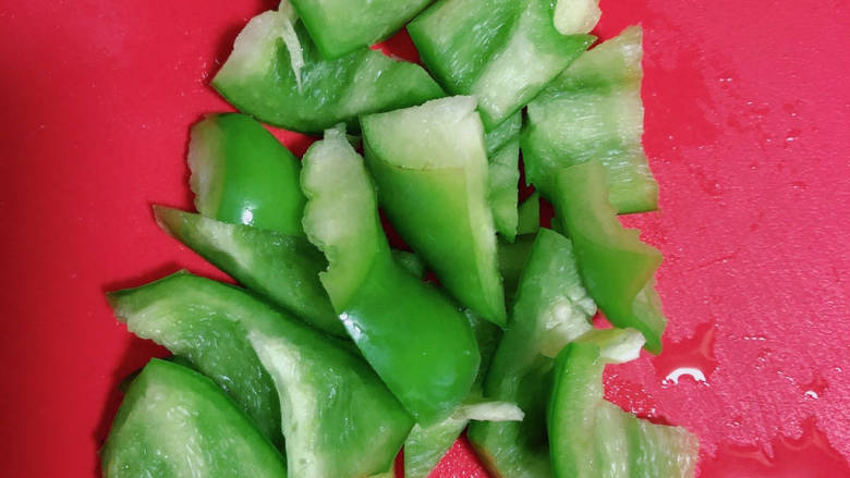 茭白炒鸡蛋,准备少许<a style='color:red;display:inline-block;' href='/shicai/ 61'>青椒</a>,切块备用。