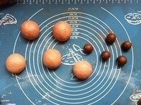 粉嫩帽子面包,面团排气后,取60g面团加3g可可粉揉匀成可可面团,剩余面团加适量1-2g红曲粉揉匀成粉色面团。(加红曲粉和可可粉这个步骤可以放到上一步揉面