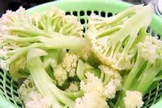 奶酪烤菜花,在另外一个锅里把水烧开,放入花椰菜大火上煮6分钟。捞出,沥干备用。