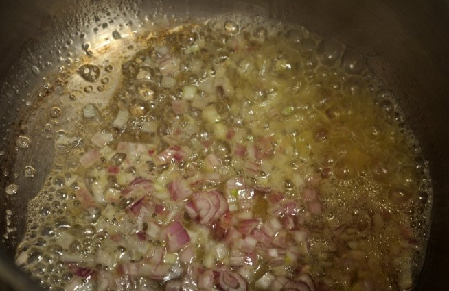 奶酪烤菜花,锅里放入黄油,中火熔化。放入洋葱和大蒜,中火炒约2分钟。然后加入面粉,拌匀再煮1分钟。