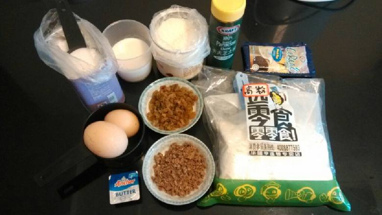 大杂绘~~芝士脆香米燕麦椰蓉葡萄枣味面包-KT,依次将:枣味牛奶，<a style='color:red;display:inline-block;' href='/shicai/ 887'>黄油</a>3o克，盐，细白糖， <a style='color:red;display:inline-block;' href='/shicai/ 62016'>芝士粉</a>，脆香米，燕麦，<a style='color:red;display:inline-block;' href='/shicai/ 630'>椰蓉</a>，葡萄，枣味牛奶，放入面包机。酵母粉最后放。选择”甜味面包”自动和面，发酵，烘烤3小时。