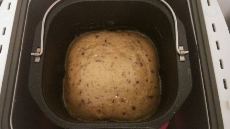 大杂绘~~芝士脆香米燕麦椰蓉葡萄枣味面包-KT,烘烤到最后/5分时，黄油刷表皮。