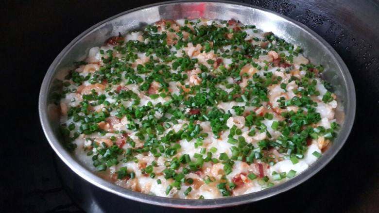 经典夢卜糕,3把夢卜丝面糊倒入盘子中弄平，铺上腊肉片后放进锅中大火蒸熟，再洒上葱花和<a style='color:red;display:inline-block;' href='/shicai/ 666'>芝麻</a>！