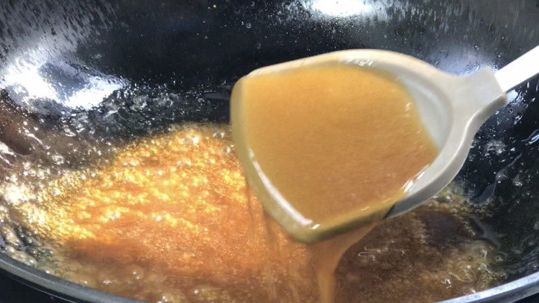 豆腐灯笼,起锅热油,倒入调好的料汁,拌匀至沸腾