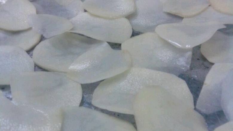 李师傅 自制薯片,烤箱加热后关掉留有余热 将翘起来的土豆片摆入烤盘 (土豆片尽量不要重叠)