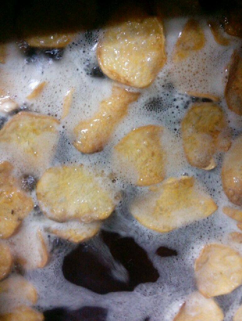 李师傅 自制薯片,烤好后 入炸炉(油锅)温度在155°左右先拣出厚一点的土豆片炸 后下入薄的炸 油温不能太高