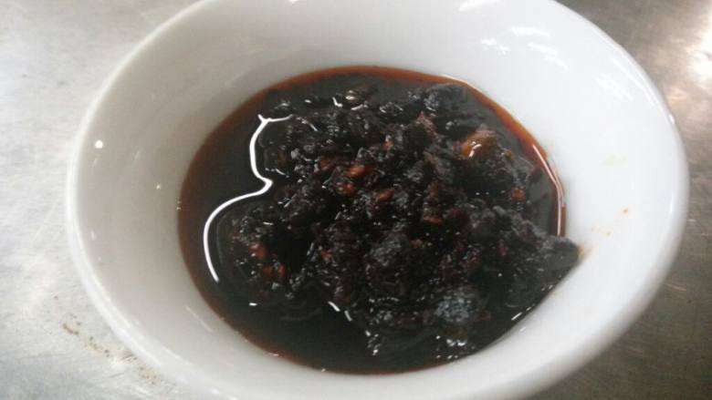 农家小炒肉,把杭椒和美人椒下锅翻炒，杭椒半熟时候加入老干妈豆豉辣酱，稍微炒一下加入<a style='color:red;display:inline-block;' href='/shicai/ 756'>鸡精</a>，<a style='color:red;display:inline-block;' href='/shicai/ 717'>味精</a>和一汤勺<a style='color:red;display:inline-block;' href='/shicai/ 788'>生抽</a>