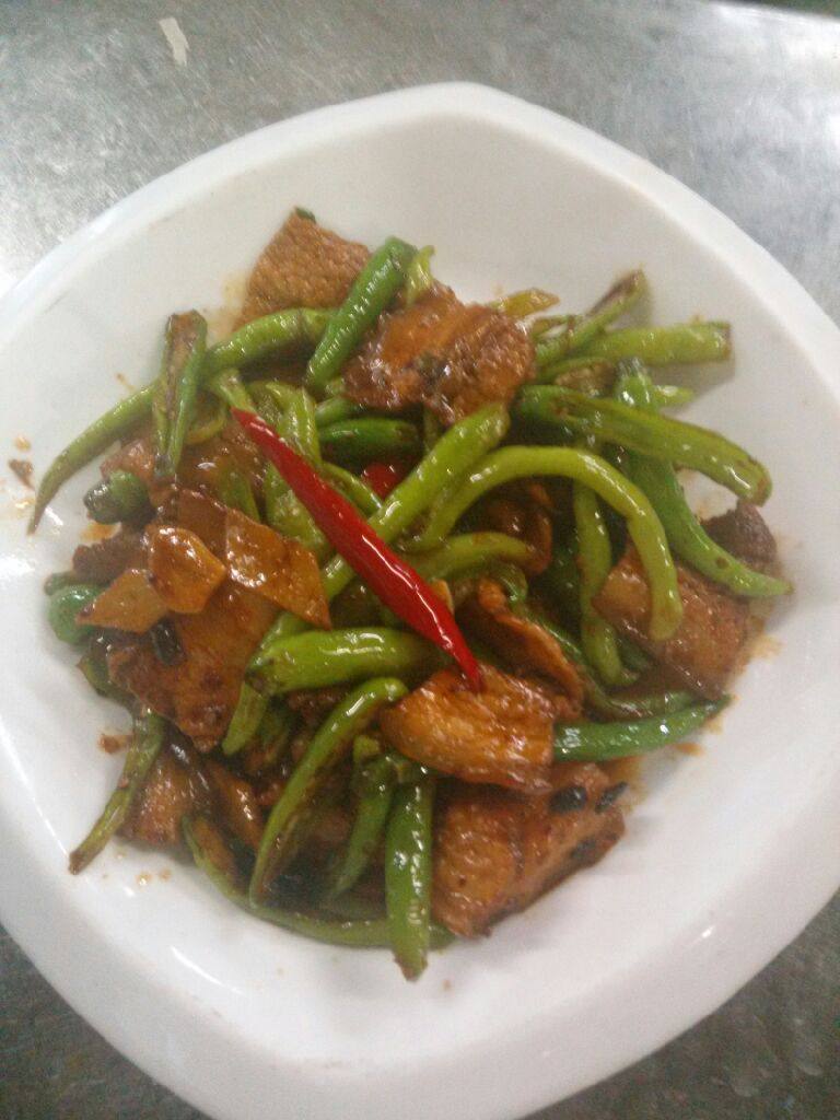 农家小炒肉,把味道炒均后就可以出锅了