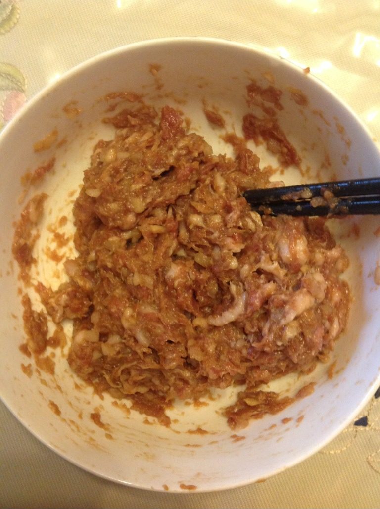 以假乱真小鲍鱼,<a style='color:red;display:inline-block;' href='/shicai/ 414'>猪肉</a>剁成肉末，<a style='color:red;display:inline-block;' href='/shicai/ 29'>洋葱</a>，<a style='color:red;display:inline-block;' href='/shicai/ 2800'>生姜</a>也切成末，三样混合加入<a style='color:red;display:inline-block;' href='/shicai/ 788'>生抽</a>，同一方向搅拌起粘性。