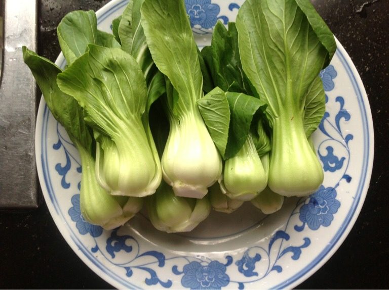 以假乱真小鲍鱼,<a style='color:red;display:inline-block;' href='/shicai/ 3517'>青菜</a>洗净备用。起锅放清水，加少许盐，色拉油，水开焯<a style='color:red;display:inline-block;' href='/shicai/ 3517'>青菜</a>。