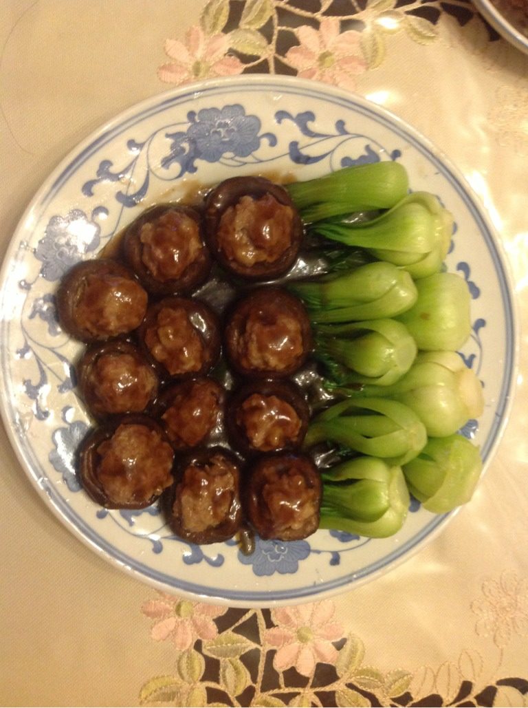 以假乱真小鲍鱼,焯好水的青菜，蒸好的香菇摆盘，蒸好的香菇水倒入炒锅中，放耗油，生抽，<a style='color:red;display:inline-block;' href='/shicai/ 847'>香油</a>，少许<a style='color:red;display:inline-block;' href='/shicai/ 10588'>糖</a>，滚起水淀粉勾芡，浇在香菇上即可。