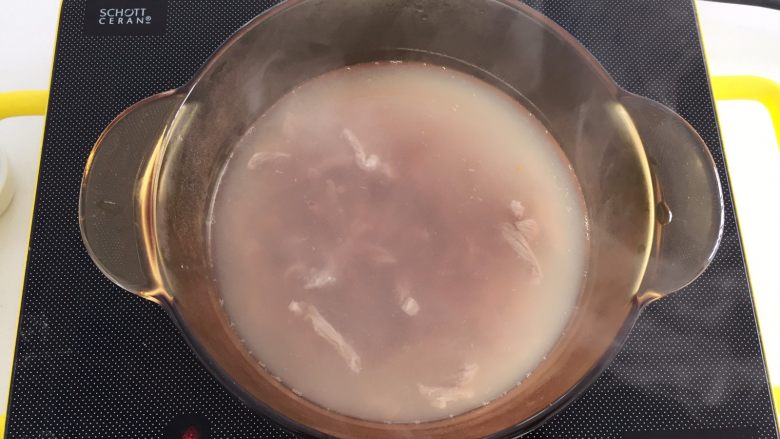 香菇牛肉粥—成品软糯香滑，还补铁， 暖心,重新加水（焯水后的水最好倒掉），开小火炖40分钟左右，差不多牛肉9成熟。
》这一步也可以省去，将焯水后的牛肉直接加入到BB煲或电饭锅中和粥一起炖，一般小芽会在BB煲炖粥1个小时后加入，怕牛肉不烂的，可以提前加，电饭锅也是这样的原理。（这一步如果调整的话，把后面步骤中，牛肉相关的操作直接省去就好）
》这一步图小芽忘拍了，就用了焯水的图片顶替下哈