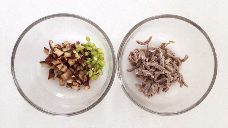 香菇牛肉粥—成品软糯香滑，还补铁， 暖心,将<a style='color:red;display:inline-block;' href='/shicai/ 230'>香菇</a>切丁备好，小芽家里还有点芦笋，也加进去了哈。
》如果要加叶菜，可以将叶菜切细，然后在粥起锅前加入。