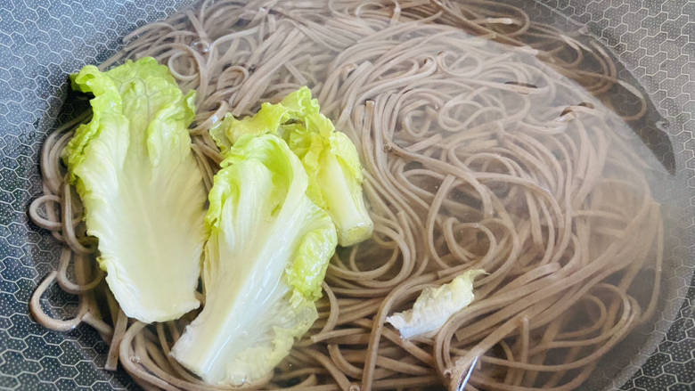 羊肉荞麦面,荞麦面煮熟,放入<a style='color:red;display:inline-block;' href='/shicai/ 121'>生菜</a>焯烫一下