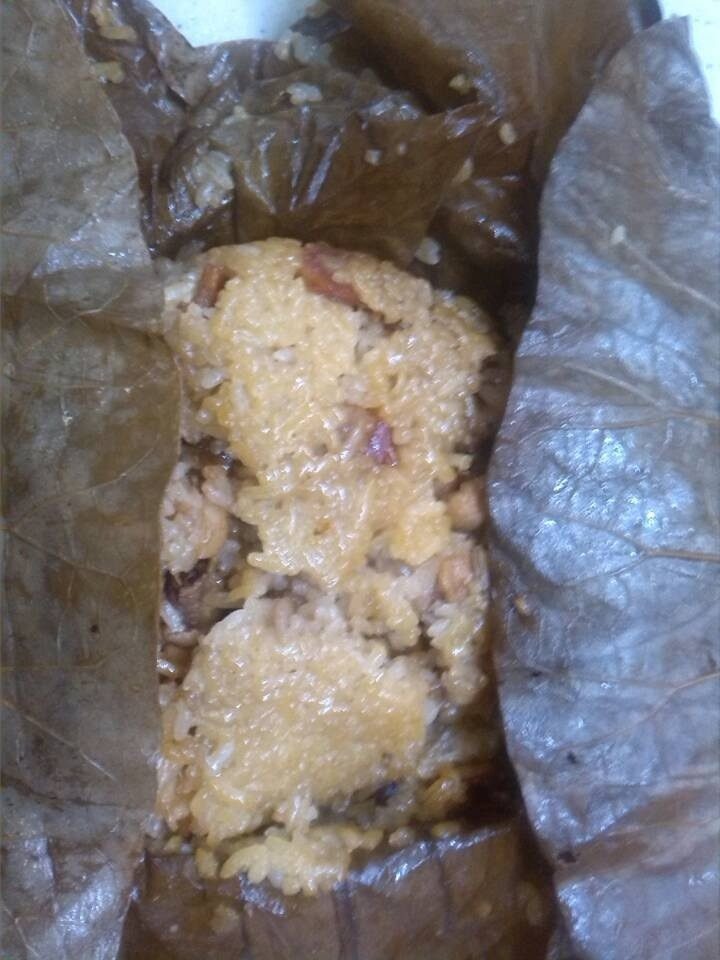 荷香糯米鸡,摊开荷叶后,先放一些糯米垫底,再铺上炒好的陷,再铺上糯米,包好,即可隔水蒸