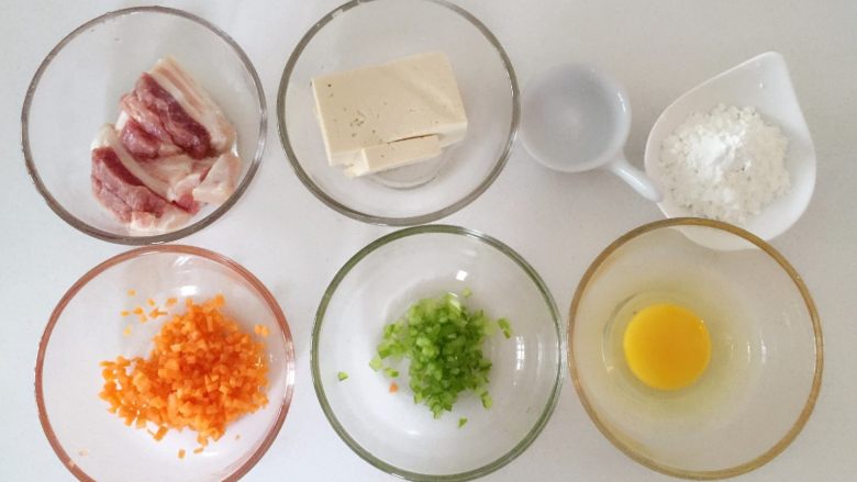 韩式豆腐饼—表层包裹蛋液,外酥里嫩,准备好所有食材
》将<a style='color:red;display:inline-block;' href='/shicai/ 25'>胡萝卜</a>和甜椒切细丁