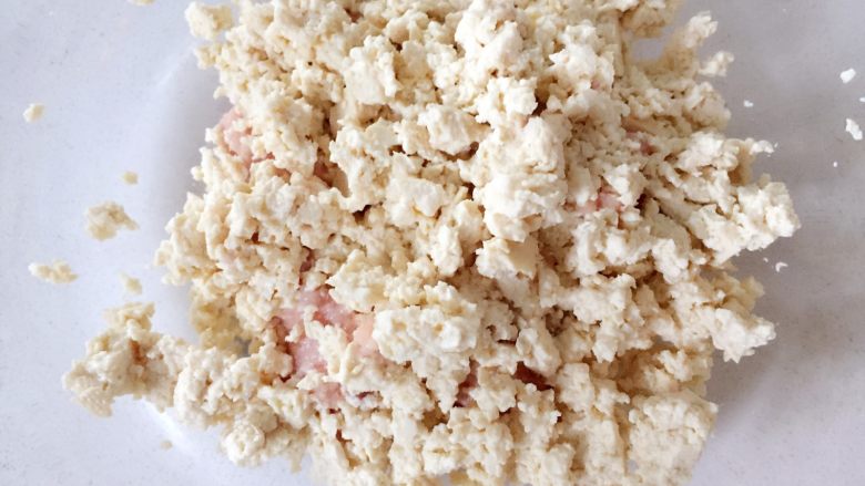 韩式豆腐饼—表层包裹蛋液,外酥里嫩,把肉糜放入大碗中,然后带上手套,直接用手把豆腐捏碎成末。