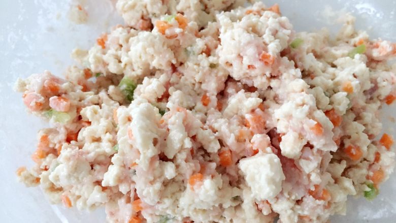 韩式豆腐饼—表层包裹蛋液,外酥里嫩,用筷子搅拌均匀,呈现如图状态