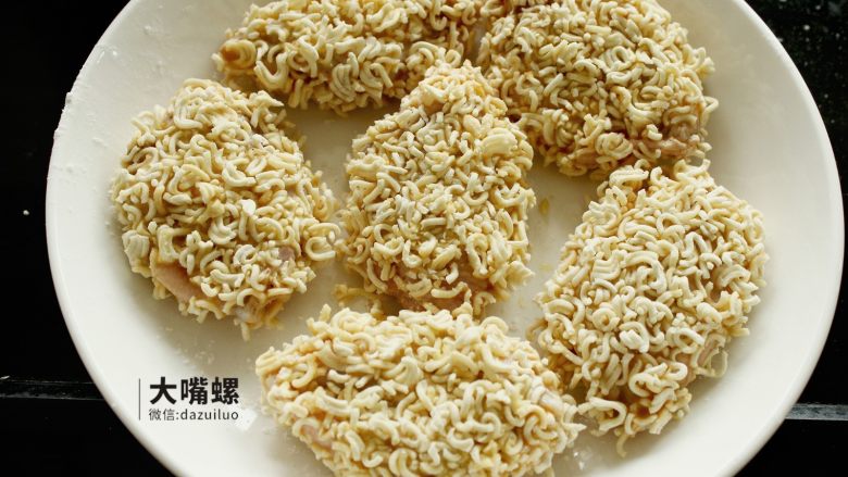劲脆特制炸鸡翅丨大嘴螺,当当当当!完美(其实我不会告诉你是因为家里没有面包糠就索性用的方便面屑,可幸的是口感出人意料的好,get新技能)