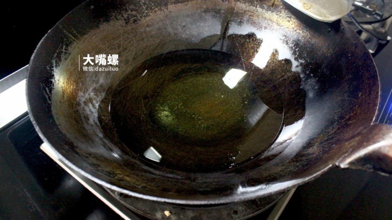 劲脆特制炸鸡翅丨大嘴螺,热锅,放入适量油,以盖过鸡翅的量为最佳
