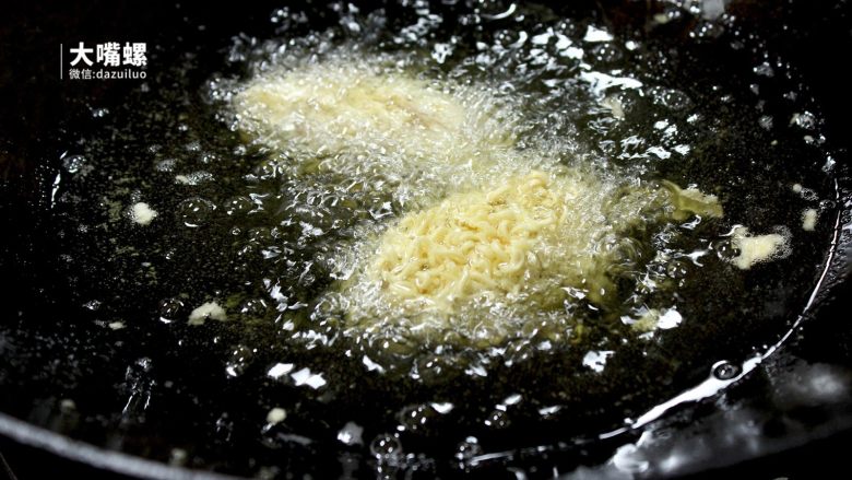 劲脆特制炸鸡翅丨大嘴螺,待油6到7成热时放入鸡翅,中火炸2到3分钟即可,如果喜欢酥脆一点的还可以复炸一次,复炸时间在10秒左右就好,切勿炸太久,方便面会糊掉的哦