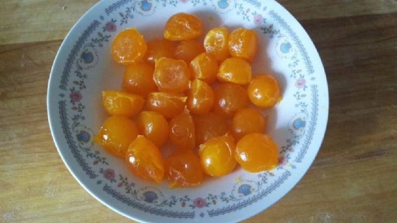广式月饼,馅料可以用蛋黄 莲蓉，也可以五仁。一般馅料和面皮的比例是8:2。但是初学者最好选馅料:面皮=7:3好包一点。