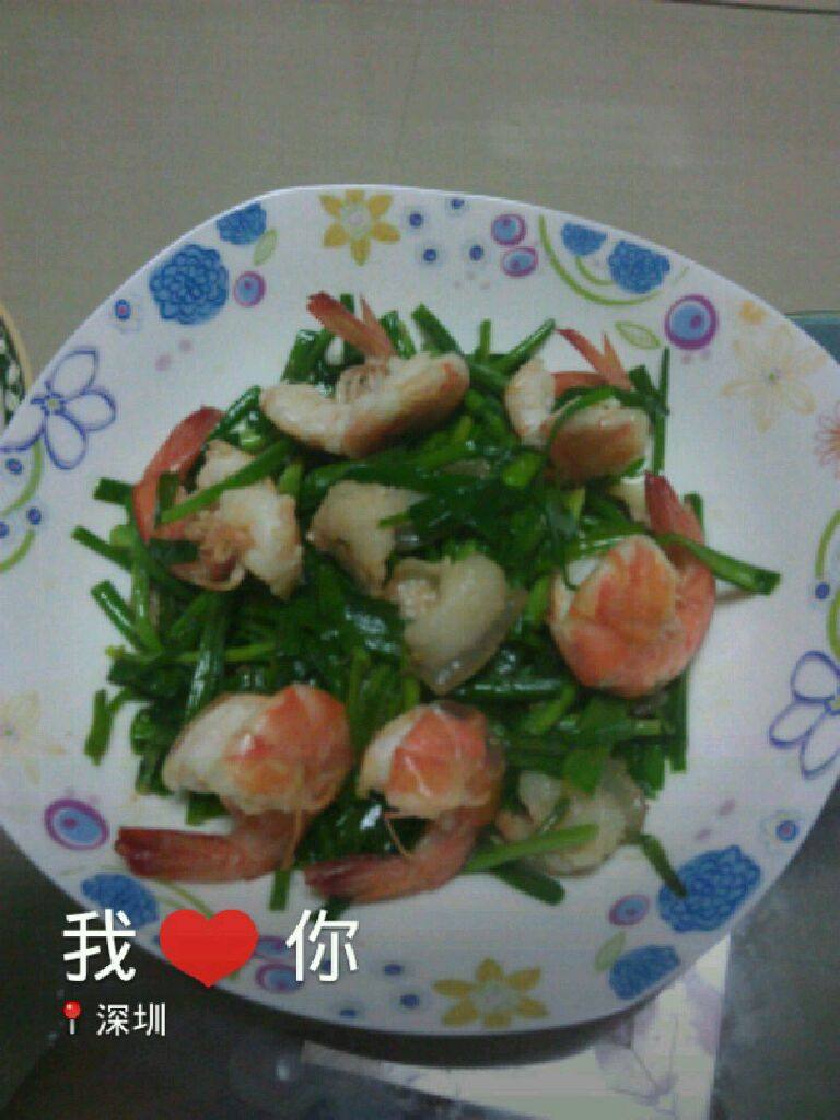 大虾炒艽菜,把<a style='color:red;display:inline-block;' href='/shicai/ 300'>虾</a>先把头去掉，从中间把<a style='color:red;display:inline-block;' href='/shicai/ 300'>虾</a>线去掉，中间开一刀，尾巴别剪断，连着。把艽菜切段。把猪油在锅烧火，把<a style='color:red;display:inline-block;' href='/shicai/ 300'>虾</a>倒进去翻炒两分钟，再把艽菜一起炒，再两分钟就能出锅。