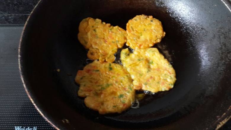 鸡蛋蕃茄饼,将鸡蛋磕入碗中,用筷子向顺时针方向打散,调成蛋液,备用