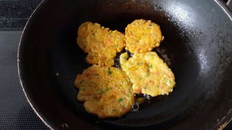 鸡蛋蕃茄饼,碗中放面粉,加入适量的水,调成面糊