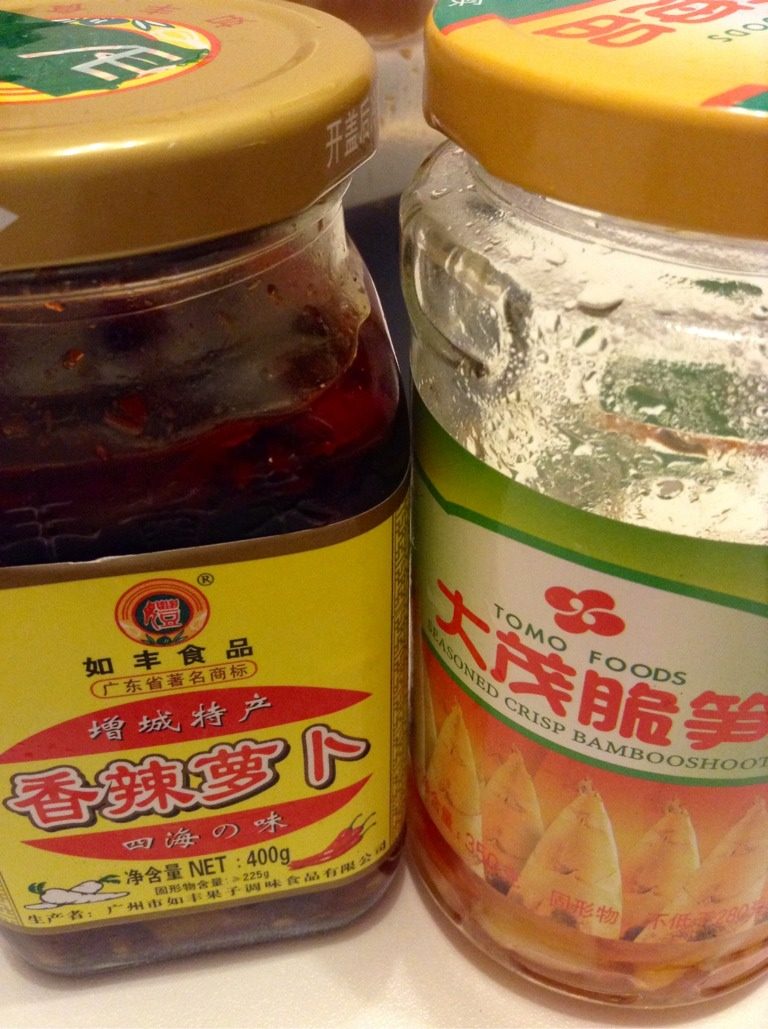 正宗日式凉面,拉面从冰箱取出,加入适量脆笋和萝卜干。淋上芝麻味沙拉汁即成。汤则随个人喜好加入!
