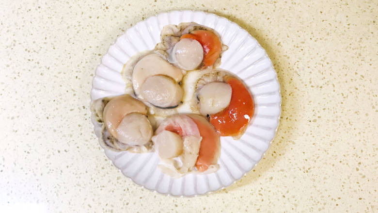 蛤蜊水饺,去掉外壳,去掉内脏,切碎备用