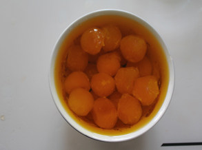 广式莲蓉蛋黄月饼,烤好的蛋黄泡入色拉油,放入冰箱过夜