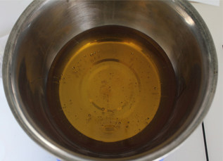 广式莲蓉蛋黄月饼,容器内倒入色拉油,加入糖浆,加入<a style='color:red;display:inline-block;' href='/shicai/ 5490'>枧水</a>拌匀