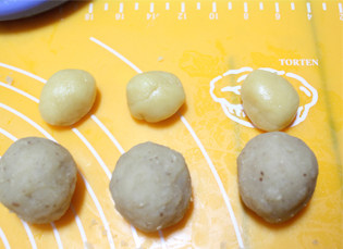 广式莲蓉蛋黄月饼,取15克饼皮,和包好蛋黄的月饼馅
