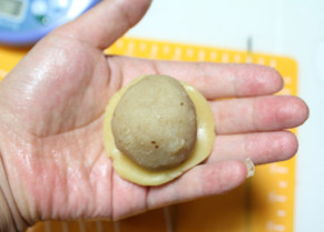 广式莲蓉蛋黄月饼,把饼皮弄成饺子皮装,包上月饼馅