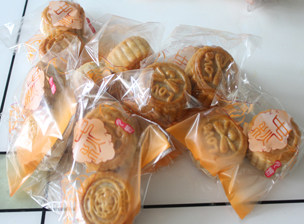 广式莲蓉蛋黄月饼,放凉装袋,2-3天回油即可食用