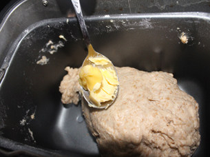 全麦豆沙小餐包 ,根据面包机提示加入黄油,揉至面团达到扩展阶段即可