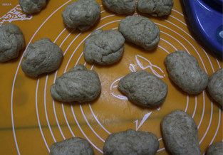 全麦豆沙小餐包 ,拿出面团排气,分成小份