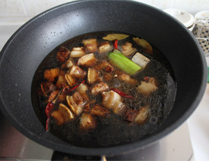 海参红烧肉,倒入没过肉的开水,倒入少许<a style='color:red;display:inline-block;' href='/shicai/ 788'>生抽</a>