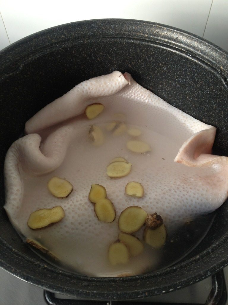胶原蛋白汤,<a style='color:red;display:inline-block;' href='/shicai/ 415'>猪皮</a>生姜片过水