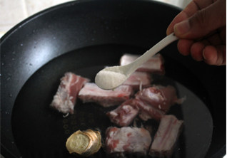 香辣蒜子炒排骨 ,放少许盐,中火,煮20分钟,排骨煮熟