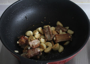 香辣蒜子炒排骨 ,放入大蒜炒至大蒜金黄,蒜味飘出