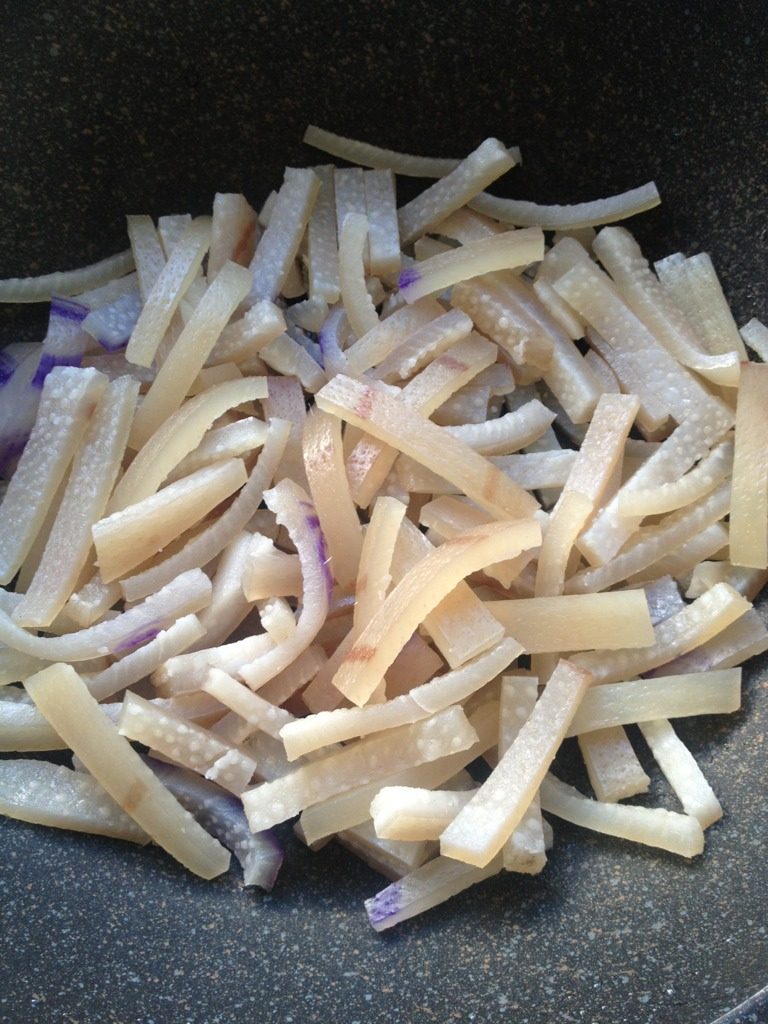 胶原蛋白汤,过凉水，切条！放锅里加调味品炒干放入高压锅煮开，焖熟