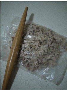 面包机版芝麻肉松,去掉葱姜,压熟的肉块放入保鲜袋用擀面杖砸碎。